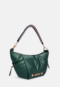 Donkergroene gewatteerde schoudertas met meerkleurige gevlochten handgreep en rosegouden hardware accenten, geplaatst tegen een lichte achtergrond.