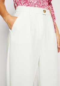 b.young by Zalando BUTTON PANTS - Püksid - marshmallow