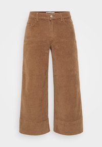 Bruine corduroy wijde broek met hoge taille, voorzien van zijzakken en een knoopsluiting. Textuur met ribbels en opgerolde boorden.