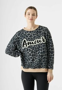 Grijze en zwarte sweatshirt met luipaardprint, voorzien van "Amour" in het wit, met een ribbelkraag en een beige zoom. Lange, comfortabele mouwen.
