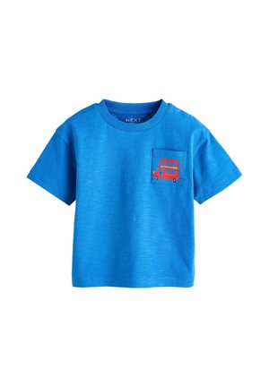 Blå t-shirt med korte ærmer lavet af blød bomuld, med en grafik af en rød dobbeltdækkerbus på brystlommen. Glat tekstur, rund halsudskæring.