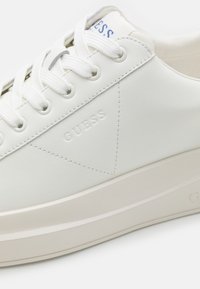 Guess ELBA - Joggesko - white/blue