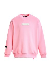 Sudadera rosa de algodón, con escote redondo, mangas largas y una etiqueta blanca en la parte delantera con acentos de hardware plateado.
