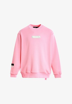 Sudadera rosa de algodón, con escote redondo, mangas largas y una etiqueta blanca en la parte delantera con acentos de hardware plateado.