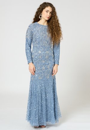 Langarmige blauwe jurk met ingewikkelde bead- en sequinaankleidingen, getailleerde bustier en uitlopende rok; doorschijnende textuur voegt elegantie toe.