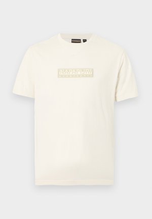 T-shirt di cotone color crema con un logo rettangolare con la scritta "NAPAPIJRI" e "geographic" in beige chiaro, collo rotondo e maniche corte.