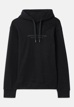 Sudadera negra hecha de una tela suave, con capucha ajustable y puños acanalados. Logotipo bordado en tonos oscuros en la parte delantera.