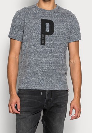 Šedé melírované tričko z bavlněné směsi s výrazným černým písmenem „P“ a logem na přední straně. Krátké rukávy, kulatý výstřih.