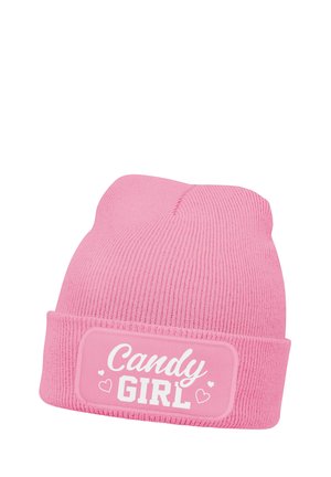 Rosa gestrickte Mütze mit umgeschlagenem Rand, auf dem weißen Text "Candy Girl" und kleine Herzsymbole auf dem vorderen Aufnäher zu sehen sind.