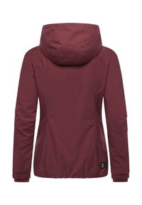 Veste à capuche bordeaux avec poignets et ourlet élastiques, dotée d'un tissu lisse et résistant à l'eau ainsi que d'une étiquette logo sur le côté inférieur gauche.