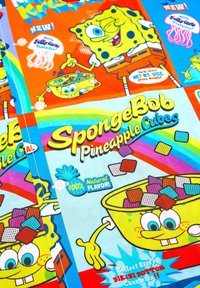 SpongeBob ananaspakuubikute pakend sisaldab erksaid värve, mängulisi graafikaid ja kausitäit värvilisi, kuubikujulisi komme.
