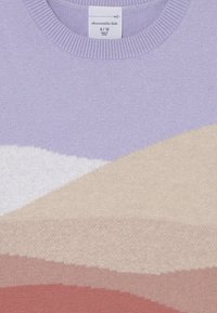 Suéter de punto en lavanda con un patrón de suaves colinas en crema, beige y rosa apagado; cuello de canalé y etiqueta interior que muestra la talla.