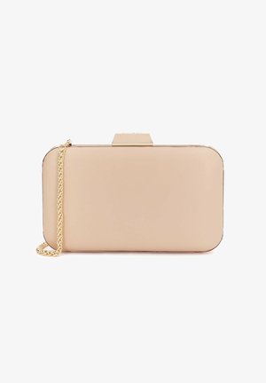 Bolso de mano rectangular beige con bordes redondeados, marco de metal en tono dorado, cierre de broche y una correa de cadena dorada para el hombro.