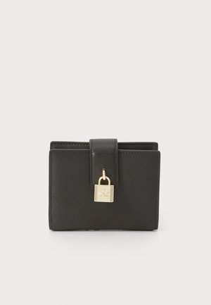 Portofel din piele neagră cu o textură netedă, formă rectangulară, închidere cu clapetă și detaliu cu lacăt auriu în față. Design minimalist.