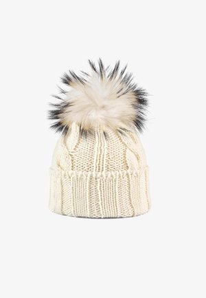 Valkoinen neulottu pipopupi, jossa on teksturoitu letkukuvaus, ja sen päällä on pörröinen tekoturkispom-pom valkoisena ja mustana.