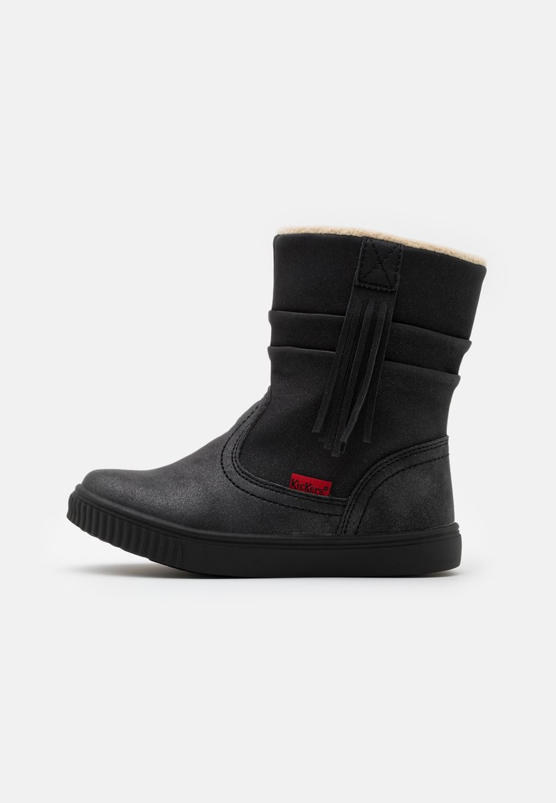 Botín negro a media pantorrilla con una textura suave, forro interior de felpa y un detalle decorativo de flecos en el lateral. Suela de goma, diseño minimalista.