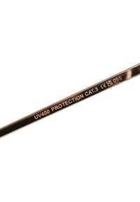 Svart solbrille med gravert tekst som fremhever UV400-beskyttelse, kategori 3, og koder CE, UK og CA 055 på stangarm.