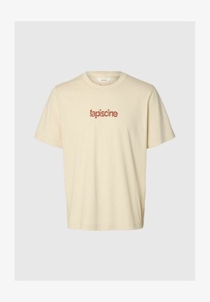 Bež kratka majica s kratkimi rokavi in okrolim izrezom z rdečim napisom "lapiscine" na sredini prsnega koša.