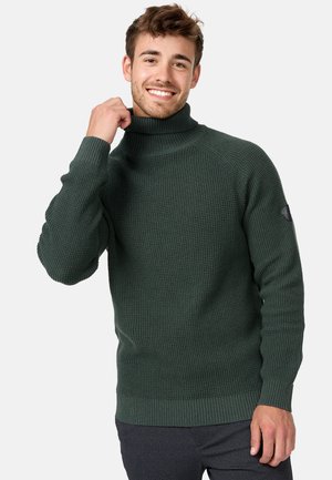 Zeleni turtleneck pulover s teksturom, s rebrastim rukavima i donjim rubom. Ima okruglu logotip oznaku na lijevoj rukavi i uski dizajn.