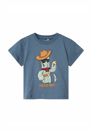 Blauwe katoen t-shirt met een cartoon cactus karakter dat een cowboyhoed, zonnebril en een rode bandana draagt, met de tekst "CACTUS HUGS" eronder.