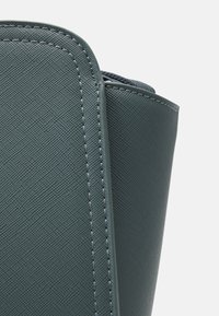 Anna Field Kabelka - green