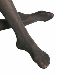 Czarne rajstopy o fakturze z diamentowym wzorem, półprzezroczyste, z wzmocnionym palcem, prezentujące gładkie i dopasowane dopasowanie na skrzyżowanych nogach.