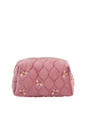 Gewatteerde roze stoffen tas met gouden ritssluiting en geborduurde bijen verspreid over het oppervlak, gebruikt voor het opbergen van kleine spullen.