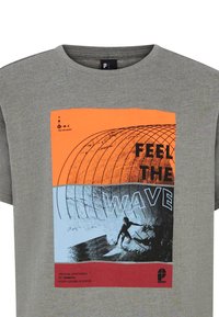 Camiseta de algodón gris con un estampado gráfico que presenta secciones en naranja, azul y rojo. El diseño incluye imágenes de surf y el texto: "SIENTE LA OLA."