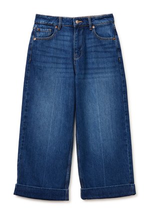 Jean large bleu en denim, coupé court avec revers retroussés, fermeture à bouton et zip à l'avant, et cinq poches.