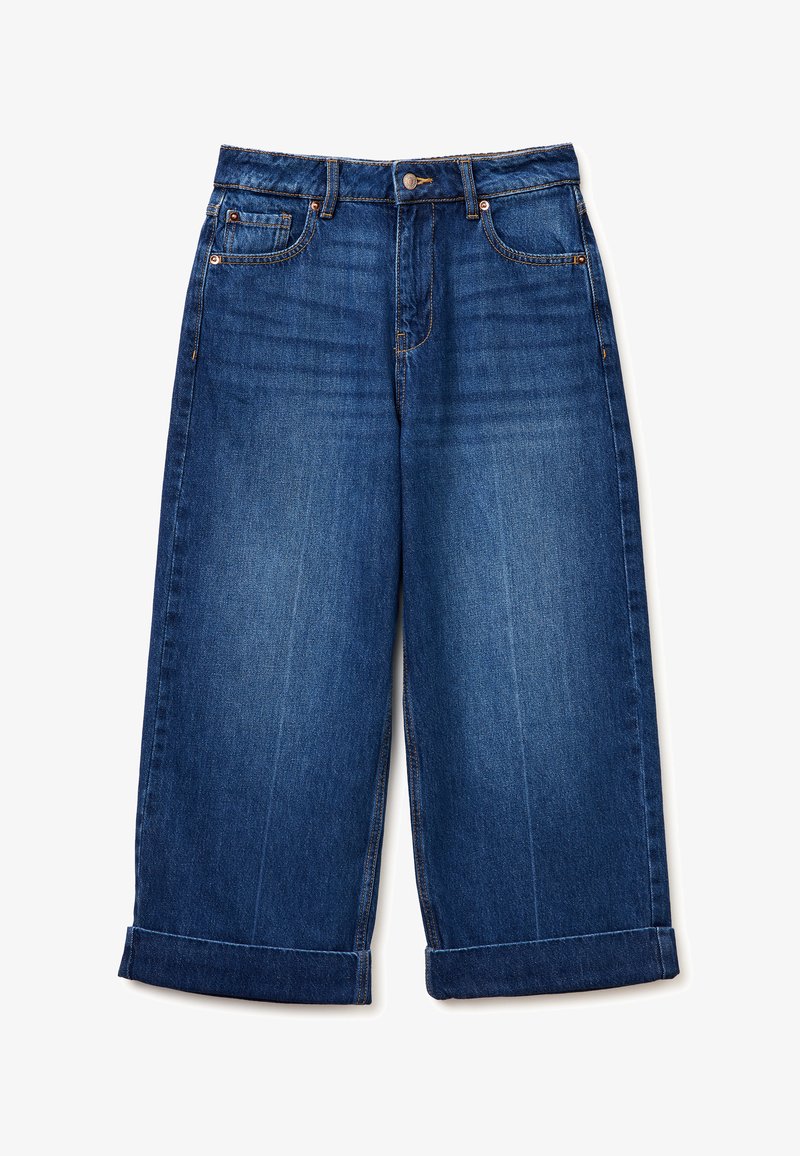 Jeans azul denim de pierna ancha y corte cropped con puños remangados, cierre frontal de botón y cremallera, y cinco bolsillos.