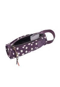 Fioletowy piórnik w białe kropki, z zamknięciem na zamek i małym uchwytem. Teksturowany materiał z siateczkową podszewką wewnątrz.