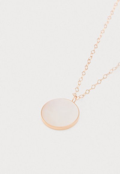 Okrúhly zlatý prívesok s perleťovým inlayom na jemnom geometricky prepojenom zlatom retiazke, umiestnený na čistom bielom pozadí.