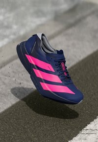 adidas Performance ADIZERO ADIOS PRO 4 - Laufschuh Straße - dark blue/shock pink/dash grey