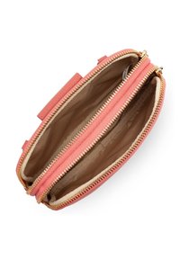 Portafoglio in pelle rosa con doppi scomparti con zip, hardware dorato e finitura testurizzata. L'interno presenta una fodera beige e uno spazio organizzato.