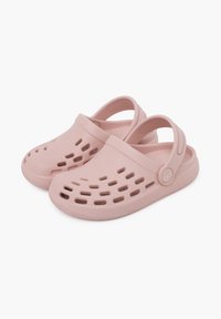 Zoccoli rosa chiaro realizzati in gomma flessibile, dotati di fori di ventilazione laterali, di un cinturino posteriore e di un accento con logo circolare su un lato.