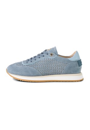 Baskets en daim bleu clair avec panneau latéral perforé, fermeture à lacets à l'avant, semelle intermédiaire blanche et semelle extérieure en gomme.
