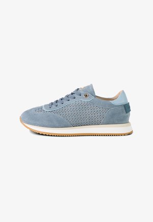Lichtblauwe suède sneaker met geperforeerd zijpaneel, veters aan de voorkant, witte tussenzool en gumrubberen buitenzool.