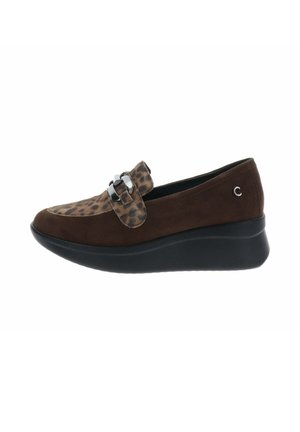 Mocassino con zeppa marrone con parte superiore con stampa leopardata, dettagli con fibbia argentata e suola nera.