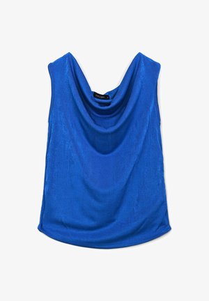 Blouse sans manches bleue avec un décolleté drapé et une étiquette "Calliope" à l'intérieur du col, présentée sur un fond blanc.