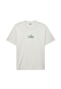 Camiseta de algodón gris claro con mangas cortas, con un gráfico verde impreso que dice "FORE!" en el pecho. Cuello redondo, ajuste relajado.