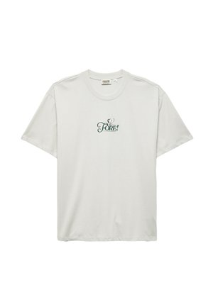 Vaaleanharmaa puuvillainen t-paita lyhyillä hihoilla, jossa on vihreä "FORE!" -graafinen printti rinnassa. Pyöreä kaula-aukko, rento malli.