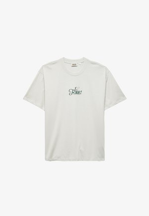 Vaaleanharmaa puuvillainen t-paita lyhyillä hihoilla, jossa on vihreä "FORE!" -graafinen printti rinnassa. Pyöreä kaula-aukko, rento malli.