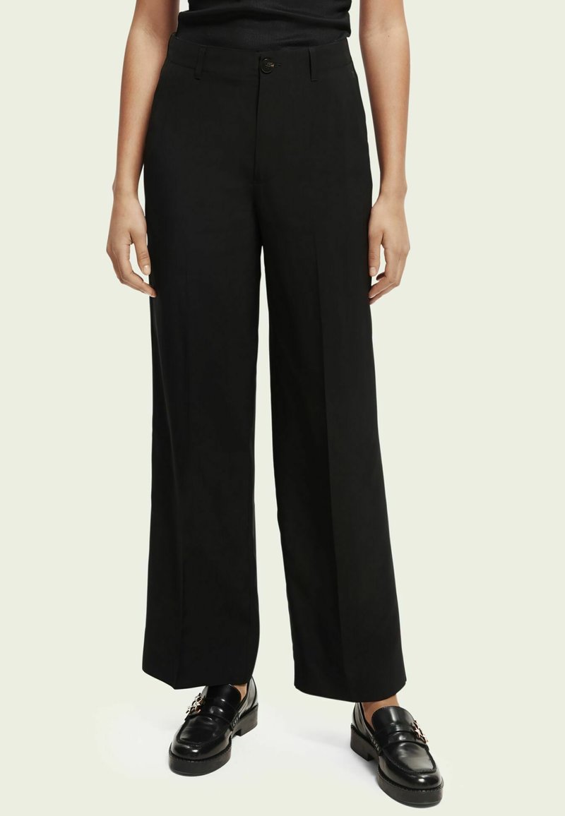 Zwarte wijde broek met een gladde textuur, voorzien van voorplooien, een enkele sluiting met een knoop aan de voorkant en een klassiek ontwerp van de tailleband.