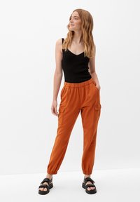 QS REGULAR - Cargobroek - dark orange