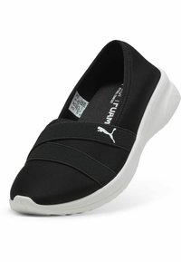Fekete, textil anyagú slip-on cipő, elől rugós pántokkal, kerek orral és fehér gumitalppal. Simább textúrájú, minimalista dizájn.