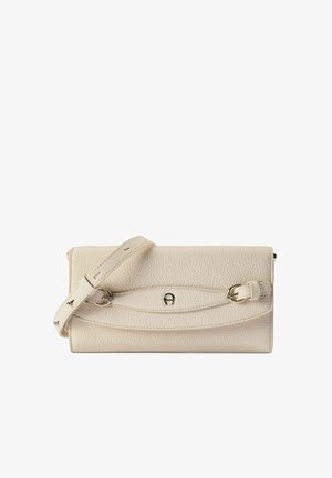 Bolso de mano de cuero color crema con una superficie texturizada, que presenta un diseño de solapa, una correa y un detalle metálico en el centro.