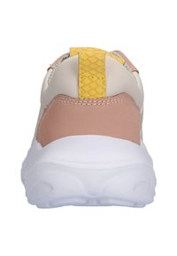 Sneaker mit weißer Sohle, aus weichem beige, rosa und gelbem Material, mit einem strukturierten gelben Fersenanhänger und rosa Lederelementen.