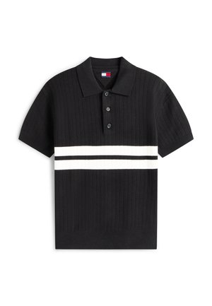 Zwart poloshirt met korte mouwen en een geribbelde textuur, drie knopen en twee witte horizontale strepen over de borst.