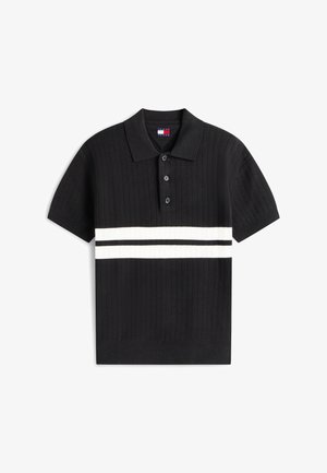 Zwart poloshirt met korte mouwen en een geribbelde textuur, drie knopen en twee witte horizontale strepen over de borst.