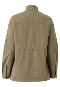 Khaki jakke med høj krave, lange ærmer og en buet søm. Har syede detaljer og knapdekorationer på ærmeenderne.